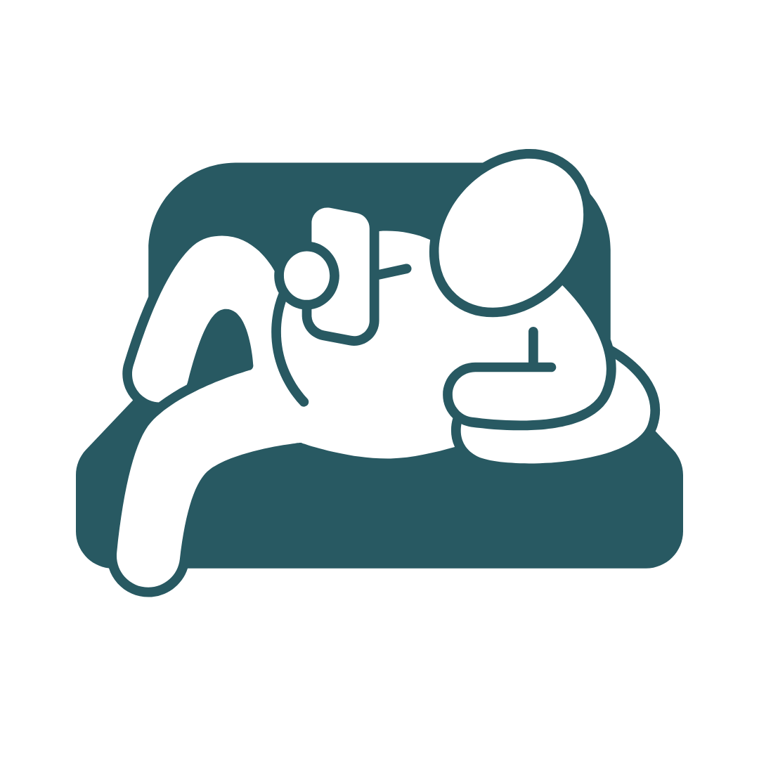 Icon einer Person, die mit dem Handy in der Hand auf der Couch liegt.